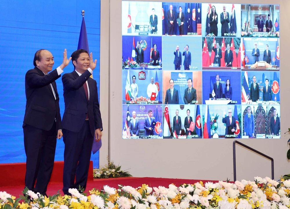 Thủ tướng Chính phủ Nguyễn Xuân Phúc-Chủ tịch ASEAN 2020 và các nhà lãnh đạo ASEAN-lãnh đạo 5 nước đối tác cùng chứng kiến Lễ ký Hiệp định Đối tác Kinh tế Toàn diện Khu vực RCEP. (Ảnh: TTXVN)