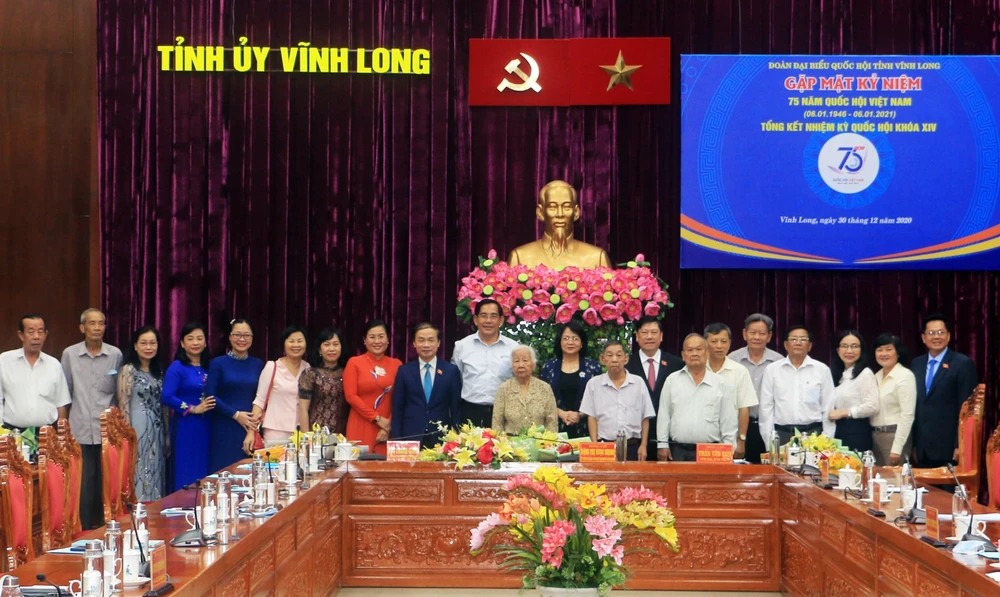 Phó Chủ tịch Đặng Thị Ngọc Thịnh và đại biểu tham dự buổi gặp mặt. (Ảnh: Phạm Minh Tuấn/TTXVN)