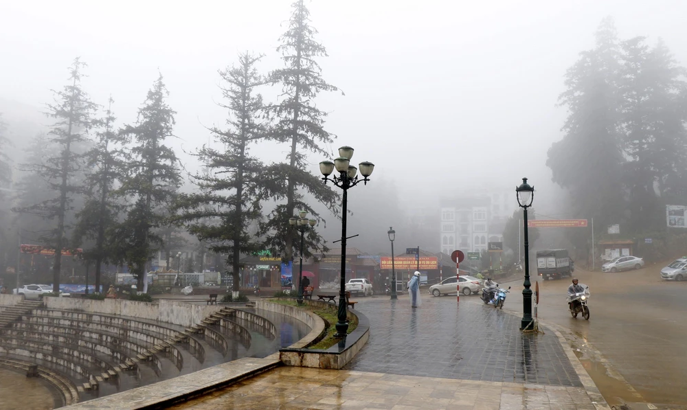 Sương mù dày đặc bao phủ tại thị xã Sa Pa. (Ảnh: Quốc Khánh/TTXVN)