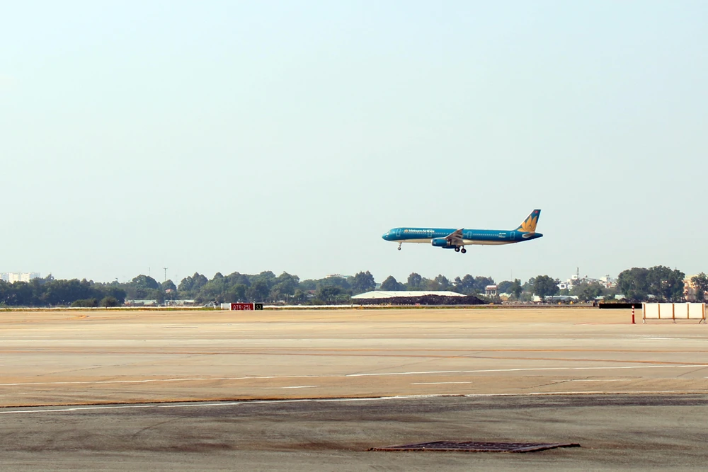 Chuyến bay đầu tiên hạ cánh xuống đường cất hạ cánh 25R/07L tại sân bay Tân Sơn Nhất lúc 15 giờ 5 phút ngày 10/1/2021. (Ảnh: Tiến Lực/TTXVN)