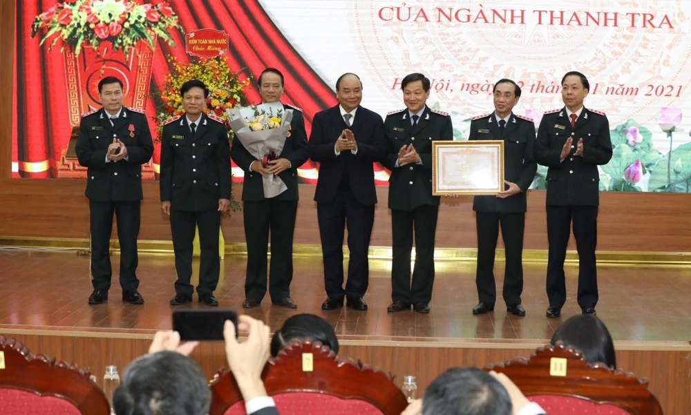  Thủ tướng Chính phủ Nguyễn Xuân Phúc trao Bằng khen của Thủ tướng tặng Thanh tra Chính phủ. (Ảnh: Văn Điệp/TTXVN)