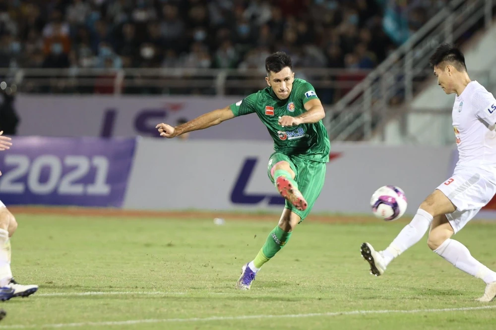 Pha dứt điểm mở tỷ số của Đỗ Merlo (áo xanh) đã đem về chiến thắng cho Sài Gòn FC. (Ảnh: Thanh Vũ/TTXVN)