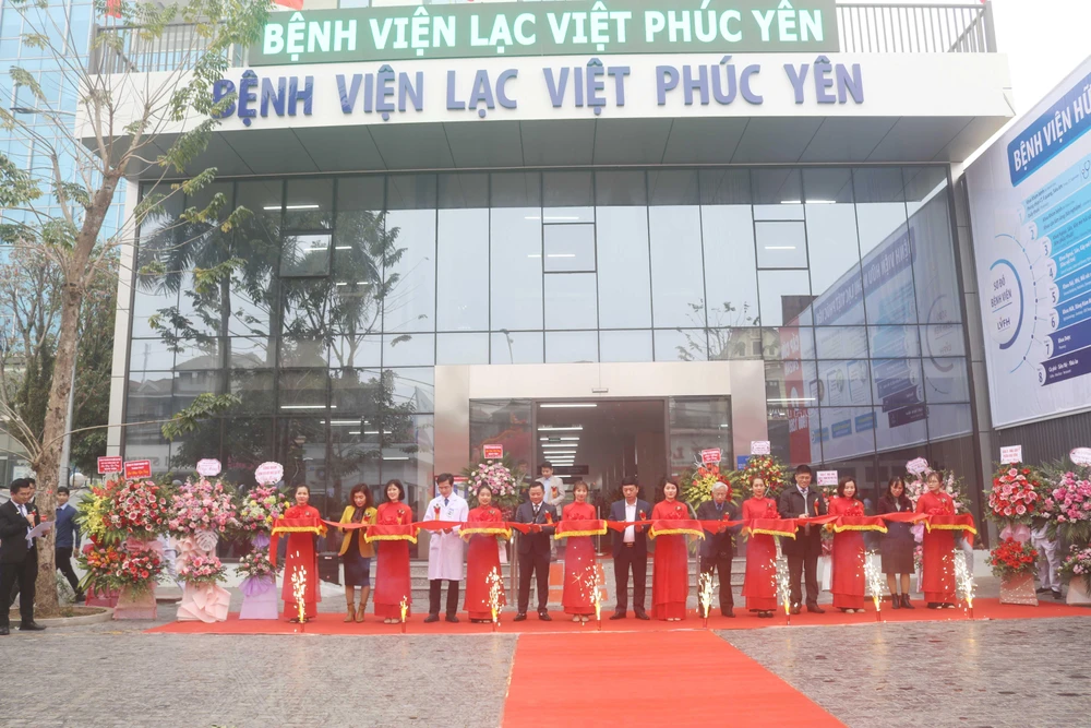 Các đại biểu cắt băng khai trương Bệnh viện Hữu nghị Lạc Việt Phúc Yên, tỉnh Vĩnh Phúc. (Ảnh: Nguyễn Trọng Lịch/TTXVN)