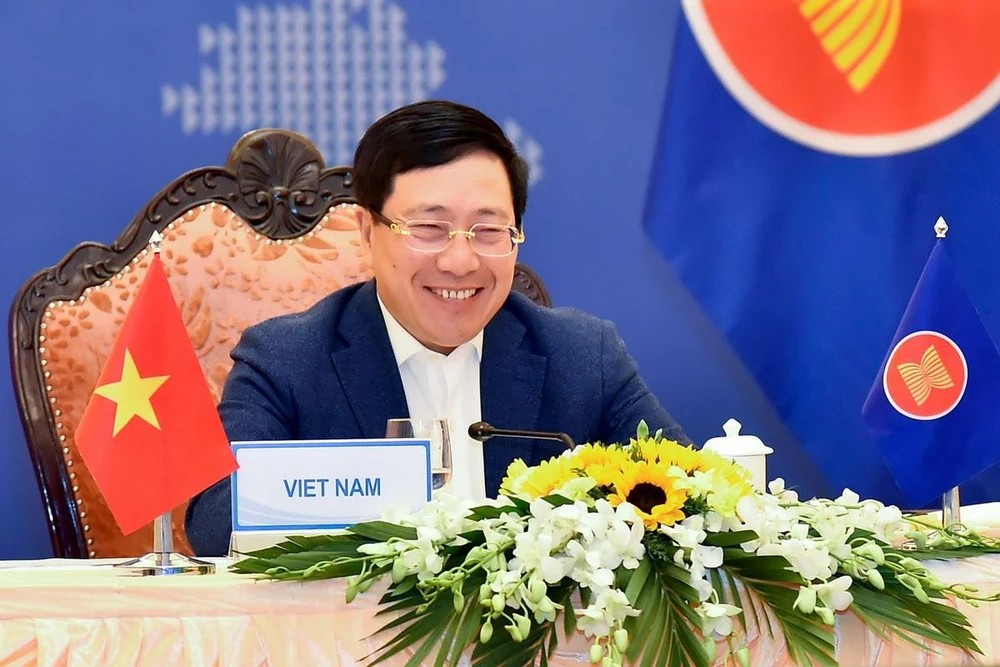 Phó Thủ tướng, Bộ trưởng Bộ Ngoại giao Phạm Bình Minh dự Hội nghị hẹp Bộ trưởng Ngoại giao ASEAN tại điểm cầu Hà Nội. (Ảnh: Văn Điệp/TTXVN)