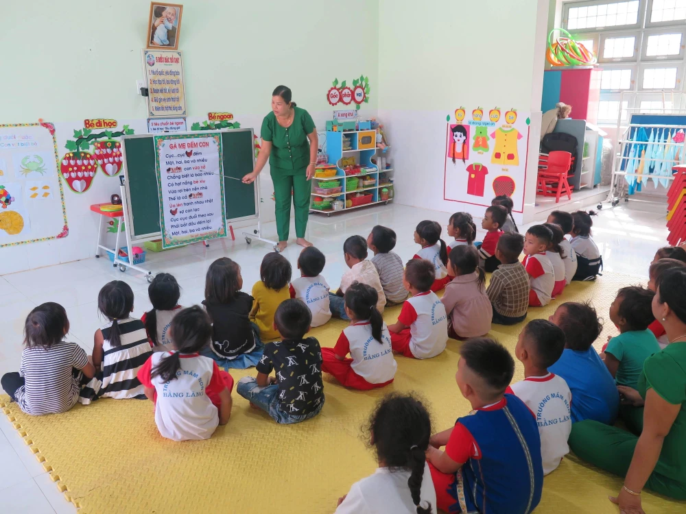 Giáo viên trường mầm non Bằng Lăng, tỉnh Kon Tum giảng dạy tiếng Việt cho các em học sinh. (Ảnh: Dư Toán/TTXVN)