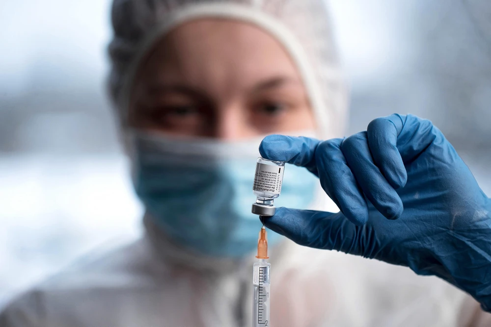 Vắcxin phòng COVID-19 của hãng Pfizer-BioNTech tại bệnh viện ở Krakow, miền nam Ba Lan, ngày 15/1/2021. (Ảnh: PAP/ TTXVN)