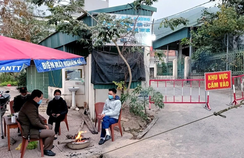 Một chốt kiểm dịch ở thị trấn Cái Rồng, Quảng Ninh. (Ảnh: TTXVN phát)