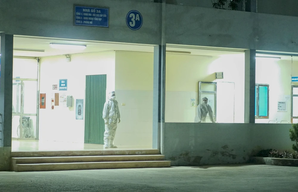 Những y, bác sỹ trực đêm giao thừa trong khu cách ly điều trị bệnh nhân nhiễm COVID-19 tại Bệnh viện dã chiến Trung tâm Y tế thành phố Điện Biên Phủ. (Ảnh: Xuân Tư/TTXVN)