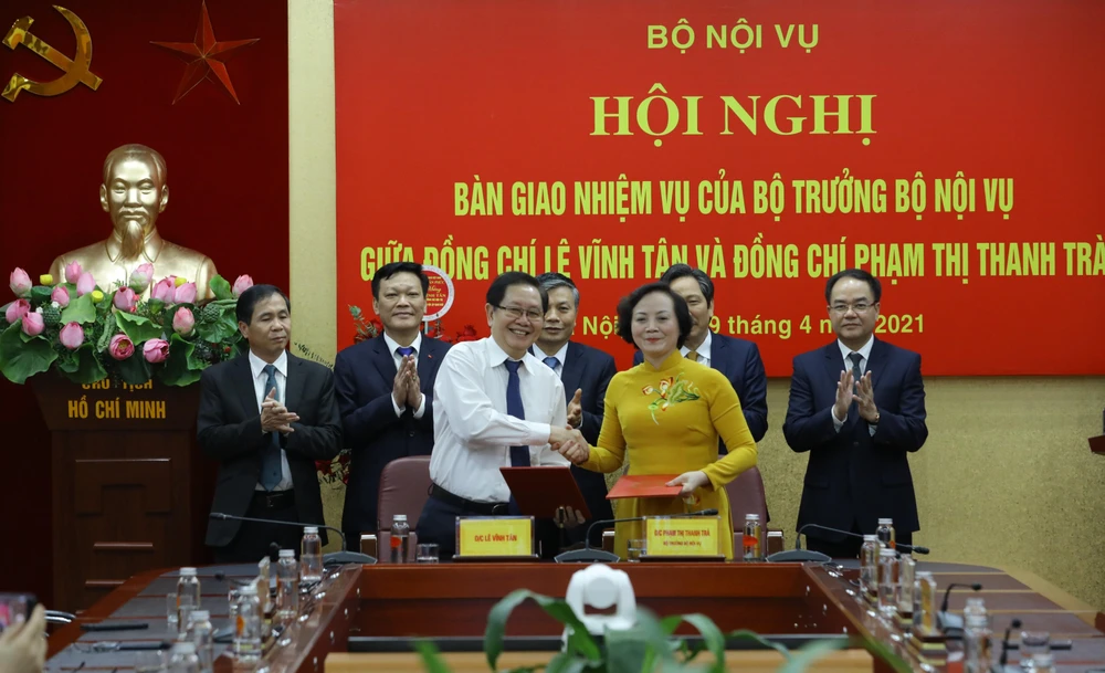 Lễ ký bàn giao nhiệm vụ của Bộ trưởng Bộ Nội vụ giữa đồng chí Lê Vĩnh Tân và đồng chí Phạm Thị Thanh Trà. (Ảnh: Văn Điệp/TTXVN)