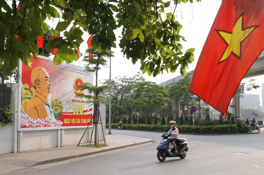Tranh tuyên truyền, cổ động bầu cử trên phố Hoàng Cầu, Hà Nội. (Ảnh: Hoàng Hiếu/TTXVN)