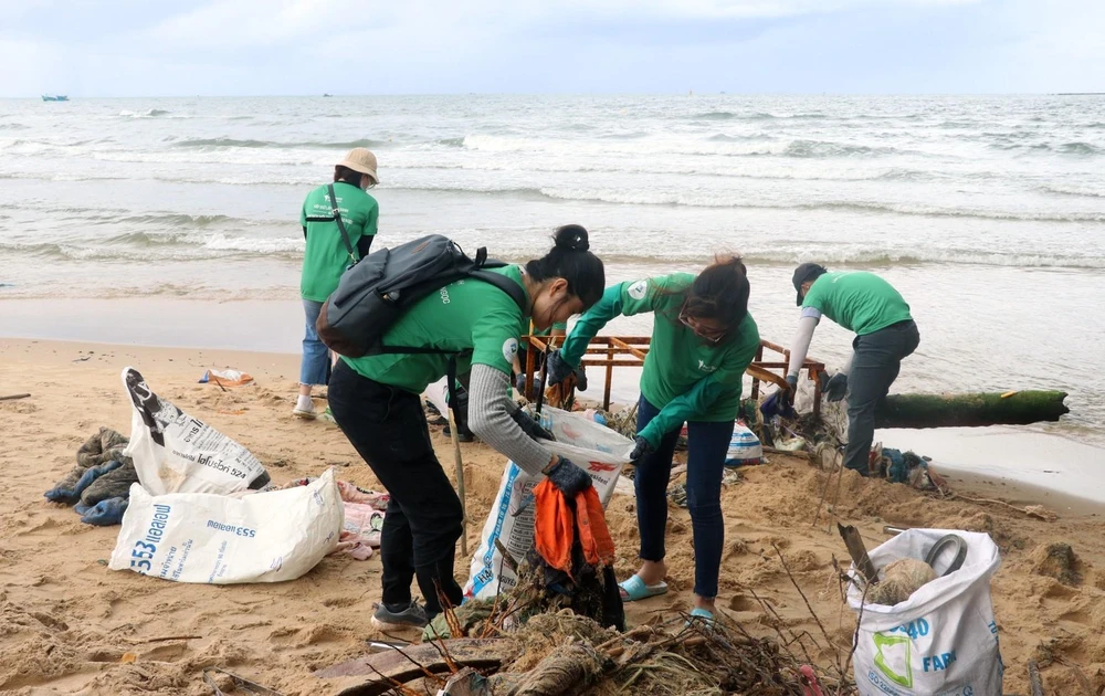 Thu gom rác ở bãi biển thị trấn Dương Đông, huyện Phú Quốc (Kiên Giang). (Ảnh: Lê Huy Hải/TTXVN)