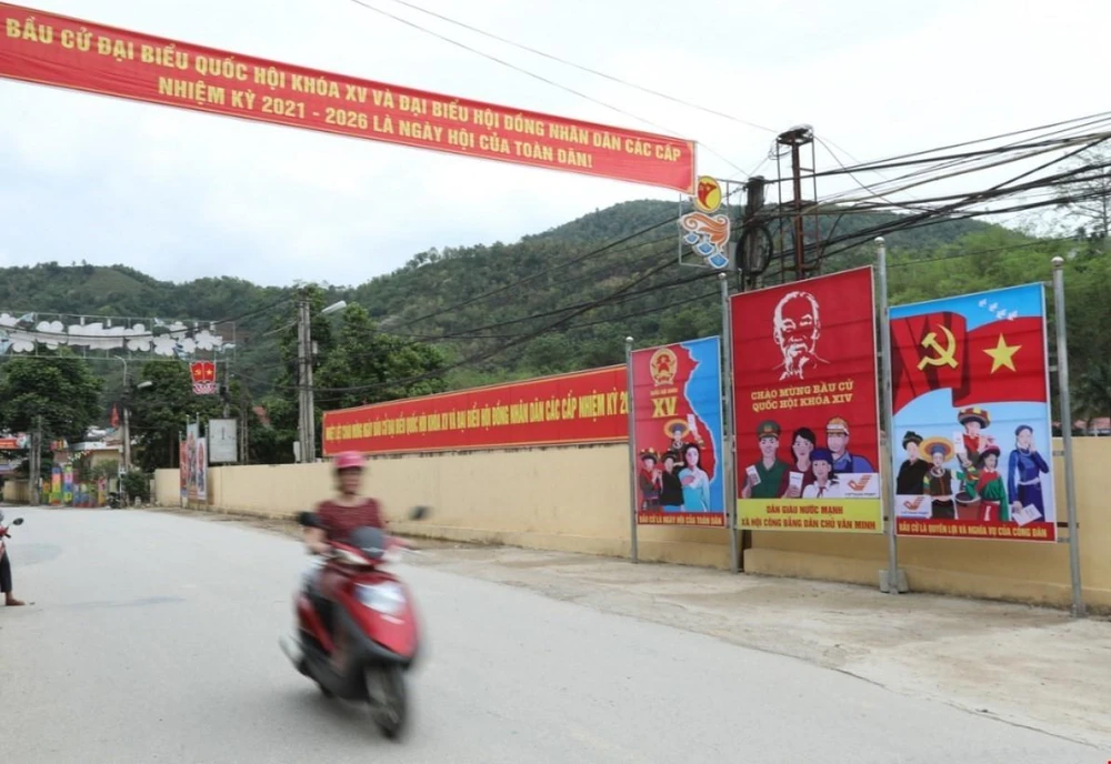 Các tuyến đường ở thị trấn Bảo Lạc, Cao Bằng được trang hoàng để chào đón ngày Bầu cử đại biểu Quốc hội khóa XV và HĐND các cấp nhiệm kỳ 2021-2026 tỉnh Cao Bằng. (Ảnh: Minh Quyết/TTXVN)