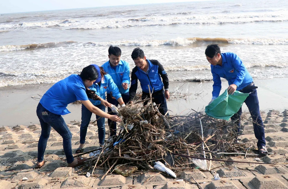 Lực lượng đoàn viên, thanh niên làm vệ sinh bãi biển Lộc Hà, Hà Tĩnh. (Ảnh: Công Tường/TTXVN)