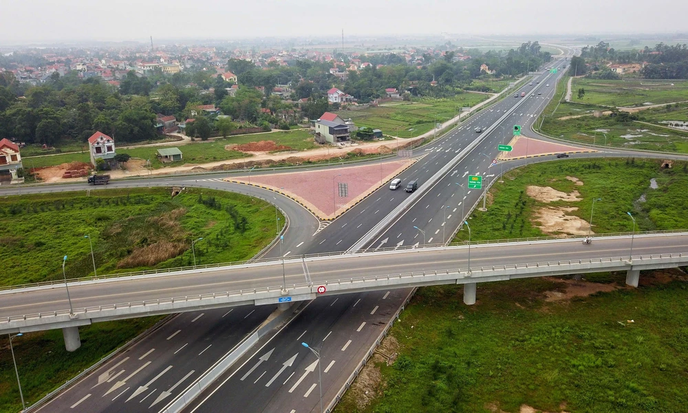 Tuyến đường cao tốc Hải Phòng - Quảng Ninh đi qua nút giao Minh Khai nhìn từ trên cao. (Ảnh: Thành Đạt/TTXVN)