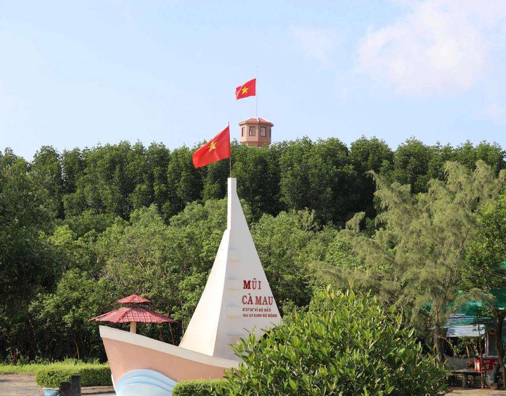 Con thuyền vươn ra biển - biểu tượng của vùng Đất Mũi Cà Mau bên cạnh Cột cờ Hà Nội. (Ảnh: Thế Anh-TTXVN)
