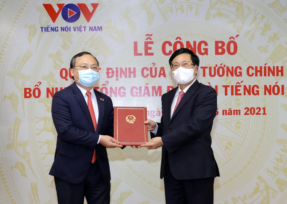 Phó Thủ tướng Phạm Bình Minh trao Quyết định của Thủ tướng Chính phủ cho ông Đỗ Tiến Sỹ. (Ảnh: Nguyễn Điệp/TTXVN)