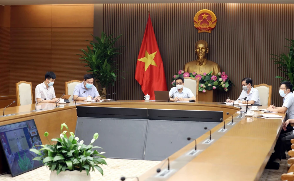  Phó Thủ tướng Vũ Đức Đam, Trưởng Ban Chỉ đạo Quốc gia phòng, chống dịch COVID-19 chủ trì họp trực tuyến với lãnh đạo các tỉnh Bắc Ninh và Bắc Giang về công tác phòng, chống dịch ở các địa phương này. (Ảnh: Phạm Kiên/TTXVN)