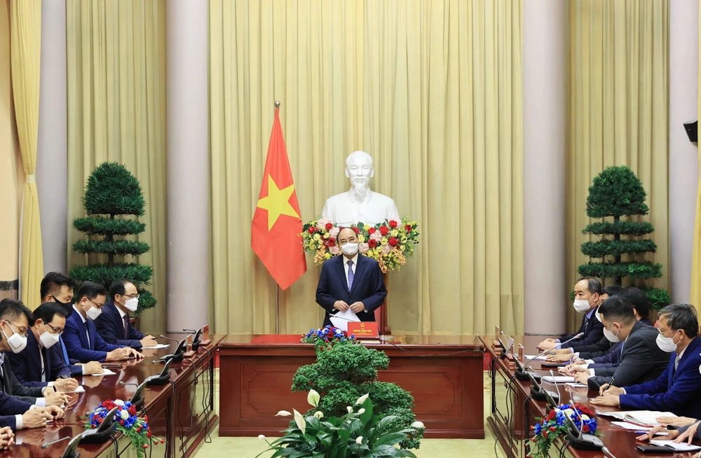Chủ tịch nước Nguyễn Xuân Phúc gặp mặt Chủ tịch Hội Người Hàn Quốc tại Việt Nam và một số Tập đoàn Hàn Quốc. (Ảnh: Thống Nhất/TTXVN)