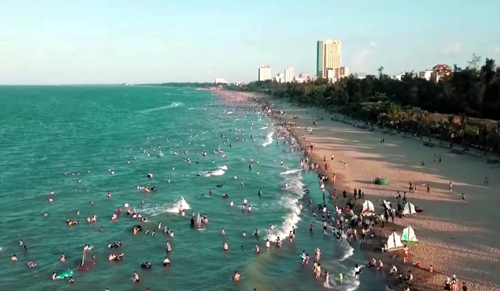 Bãi biển dài 10km, nước biển trong xanh, cát trắng thu hút du khách về Cửa Lò ngày càng đông. (Ảnh: Tá Chuyên/TTXVN)