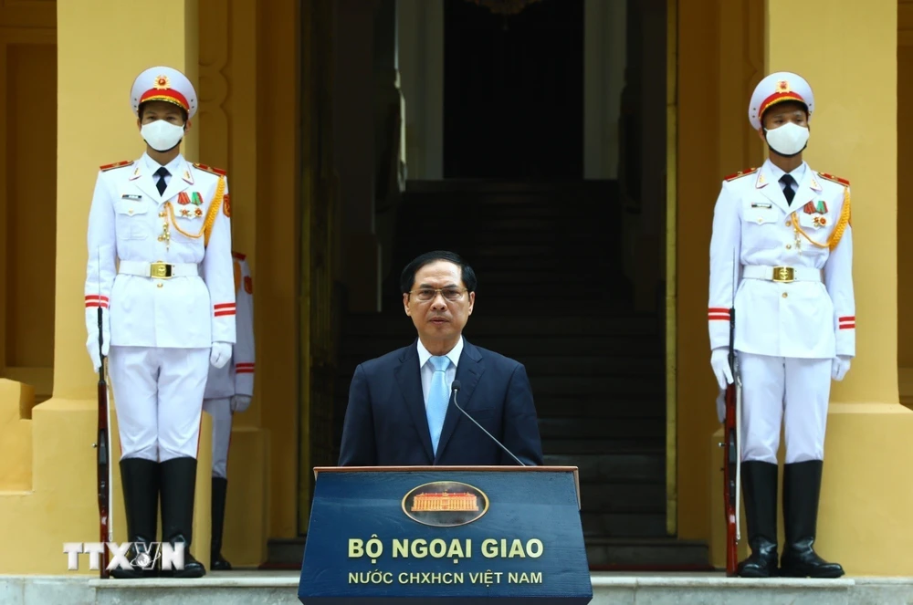 Bộ trưởng Bộ Ngoại giao Bùi Thanh Sơn phát biểu tại Lễ Thượng cờ nhân kỷ niệm 55 năm ngày thành lập ASEAN (8/8/1967-8/8/2022). (Ảnh: Văn Điệp/TTXVN)