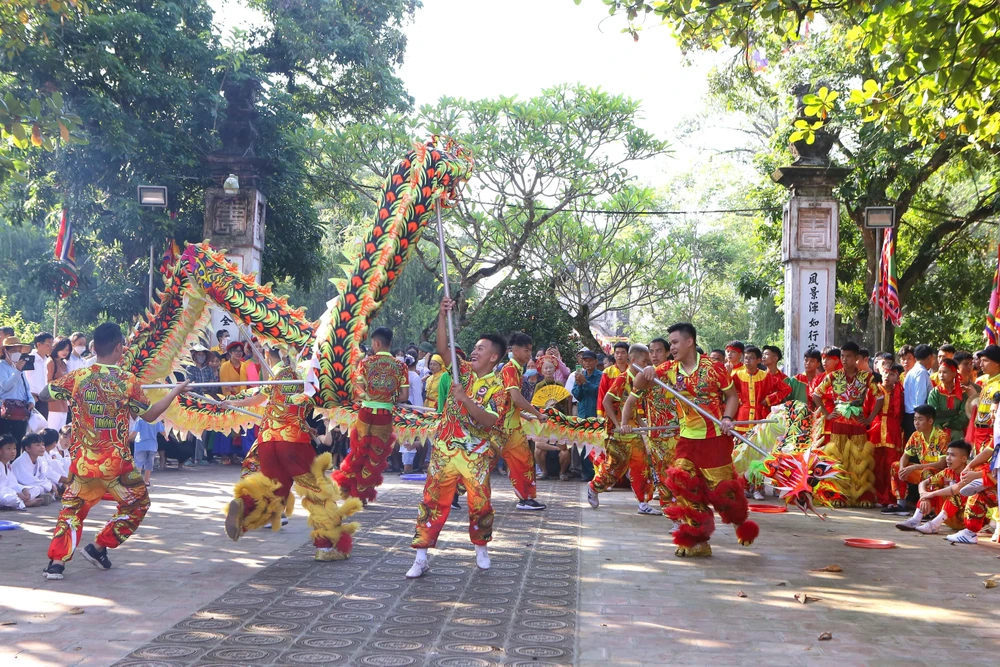 Tiết mục biểu diễn múa rồng tại lễ hội truyền thống đền Trần năm 2022. (Ảnh: Công Luật/TTXVN)