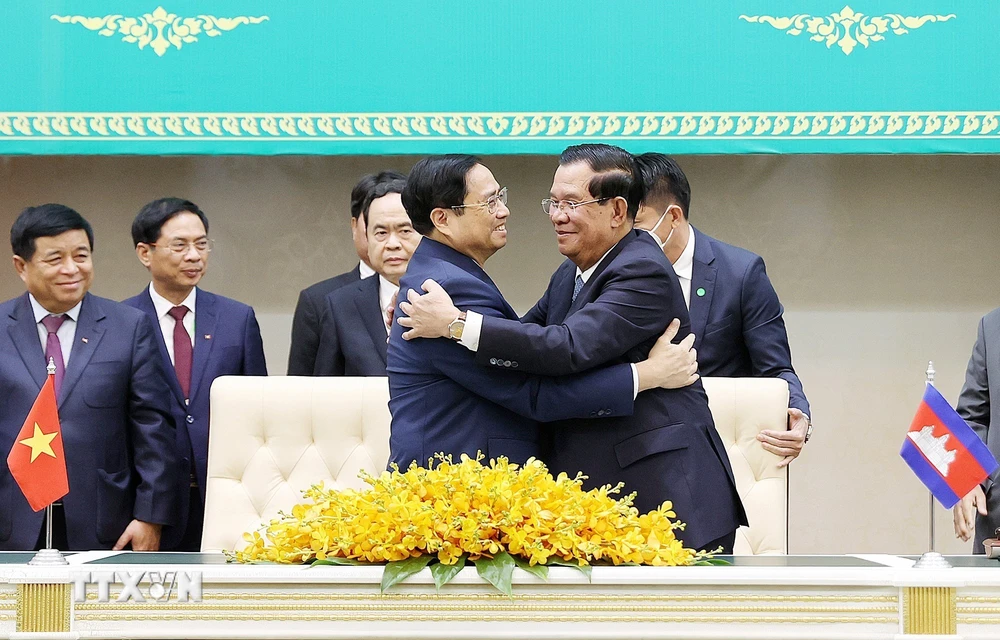 Thủ tướng Phạm Minh Chính và Thủ tướng Vương quốc Campuchia Samdech Techo Hun Sen tại lễ Ký kết văn kiện sau hội đàm (Ảnh: Dương Giang/TTXVN)