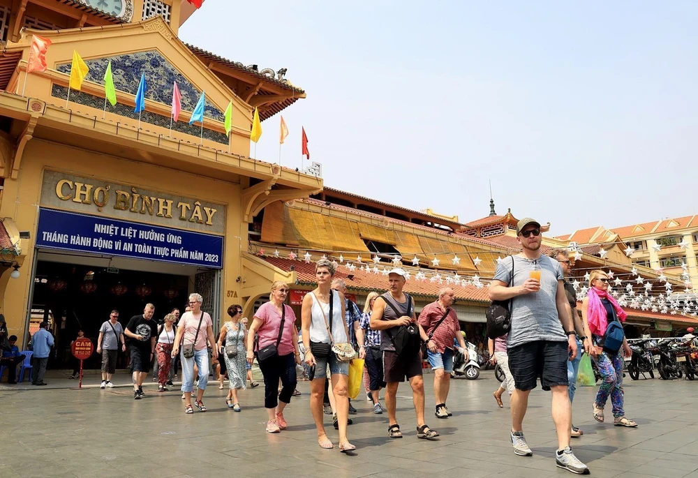 Khách quốc tế tham quan chợ Bình Tây, ngôi chợ có kiến trúc đẹp bậc nhất tại Thành phố Hồ Chí Minh. (Ảnh: Hồng Đạt/TTXVN)