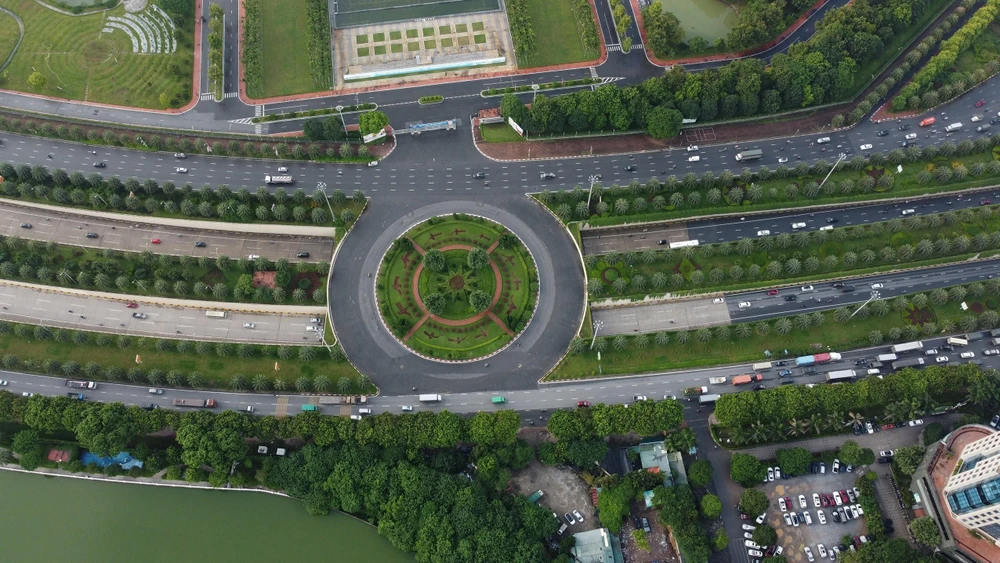 Đại lộ Thăng Long dài 29 km, bắt đầu tại ngã tư giao cắt giữa đường này với đường Phạm Hùng - Khuất Duy Tiến - Trần Duy Hưng nằm trong ranh giới giữa quận Cầu Giấy và quận Nam Từ Liêm. (Ảnh: Huy Hùng - TTXVN)