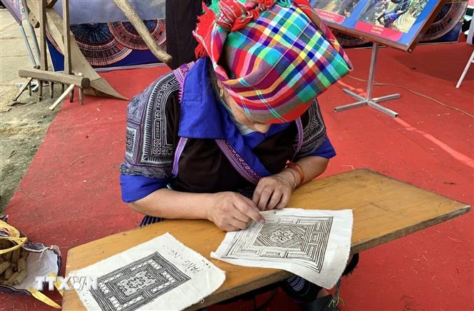 Nghệ thuật tạo hình hoa văn bằng sáp ong trên trang phục truyền thống của người Mông là một chuỗi các công đoạn được làm thủ công, tinh xảo. (Ảnh: Việt Dũng/TTXVN)