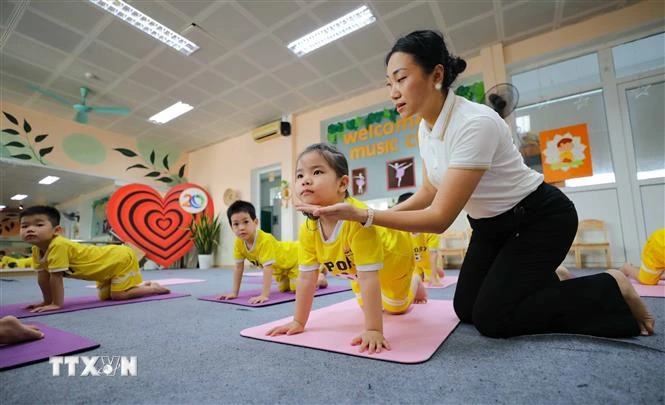 Với kinh nghiệm đứng lớp của mình trong nhiều năm, đặc biệt là khoảng thời gian sau đại dịch COVID-19, số lượng trẻ tăng động giảm chú ý và thiếu tập trung tăng mạnh, cô giáo Trần Lan Phương đã trăn trở với câu hỏi làm thế nào để giúp những đứa trẻ ấy tập trung hơn, kiểm soát bản thân tốt hơn. (Ảnh: Thanh Tùng/TTXVN)