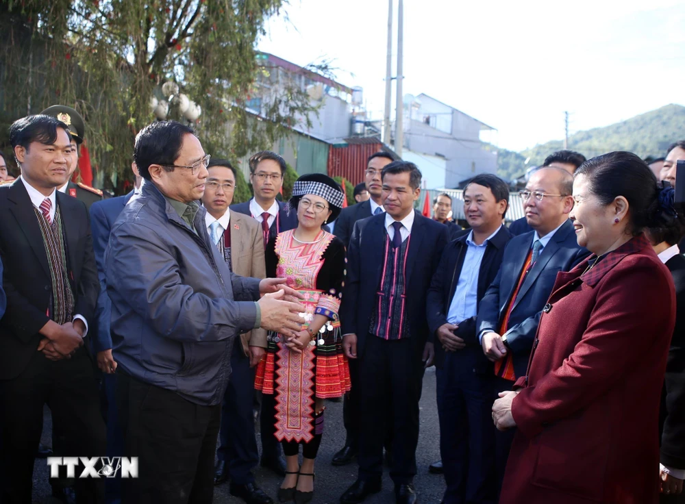 Thủ tướng Phạm Minh Chính trao đổi với lãnh đạo tỉnh Lai Châu và huyện Sìn Hồ. (Ảnh: Quý Trung/TTXVN)