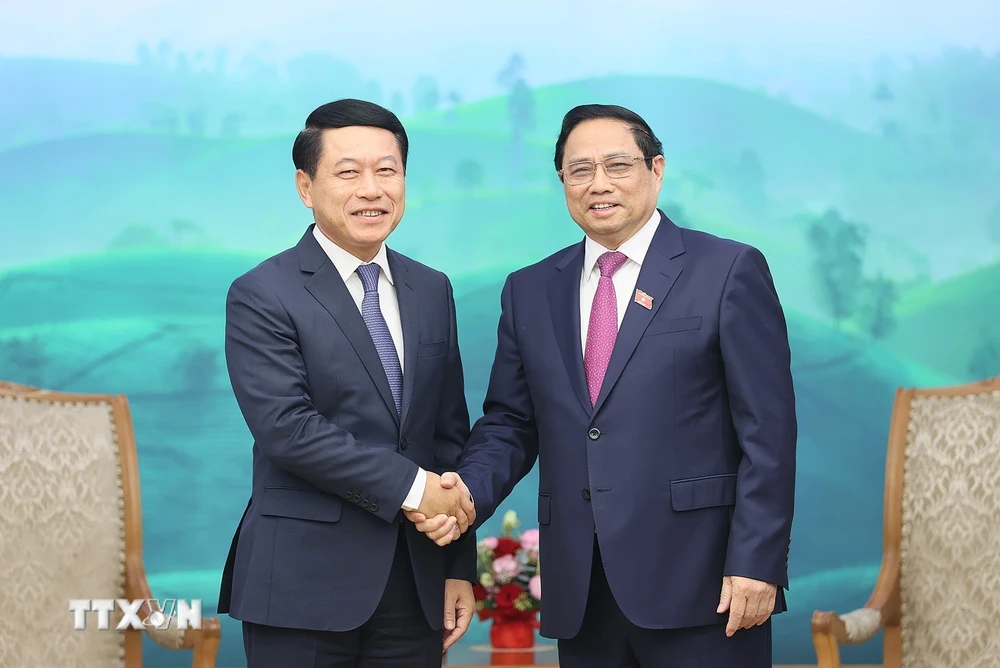 Thủ tướng Phạm Minh Chính tiếp Phó Thủ tướng, Bộ trưởng Ngoại giao Lào Saleumxay Kommasith. (Ảnh: Dương Giang/TTXVN)