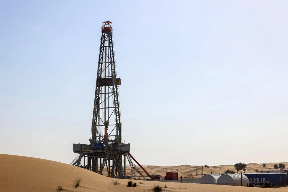 Một cơ sở khai thác dầu tại Dubai, UAE. (Ảnh: AFP/TTXVN)