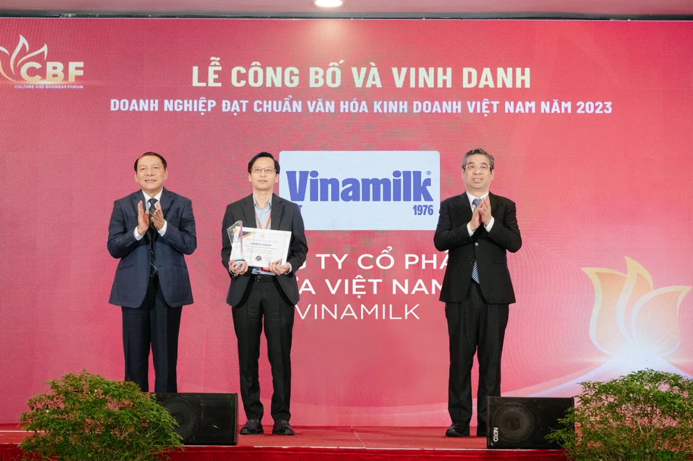 Ông Nguyễn Tường Huy, Giám đốc Nhân sự Vinamilk, nhận chứng nhận “Doanh nghiệp đạt chuẩn văn hóa kinh doanh Việt Nam năm 2023.”