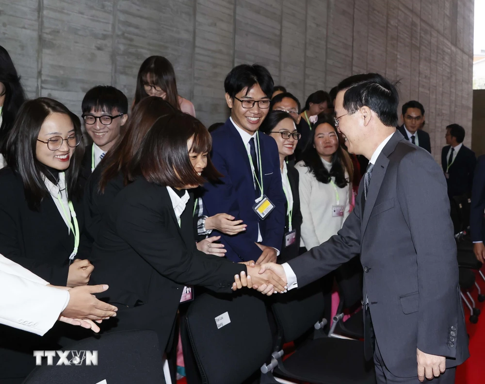 Chủ tịch nước Võ Văn Thưởng với học sinh Việt Nam đang học tại Trường Đại học Kyushu. (Ảnh: Thống Nhất/TTXVN)