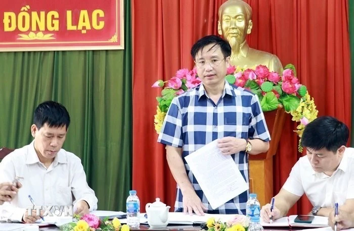 Thường trực Hội đồng Nhân dân huyện Chương Mỹ giám sát tại xã Đồng Lạc. (Ảnh: Nguyễn Cúc/TTXVN)