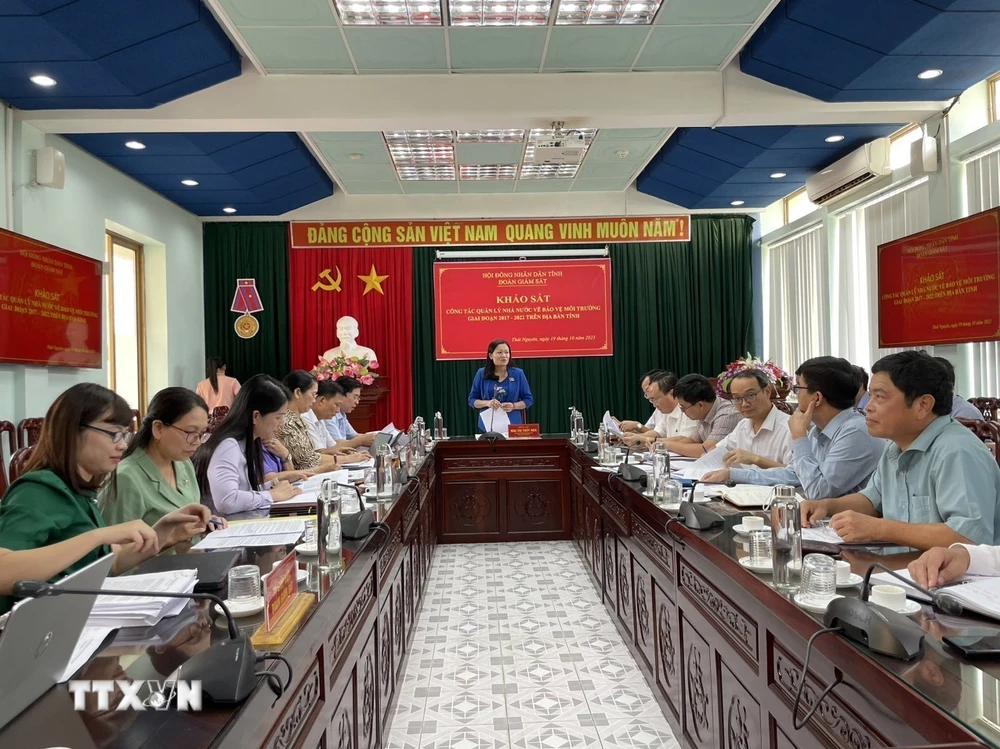 Đoàn giám sát HĐND tỉnh Thái Nguyên khảo sát công tác quản lý nhà nước về bảo vệ môi trường giai đoạn 2017-2022. (Ảnh: Nguyễn Cúc/TTXVN)