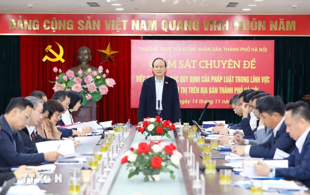 Chủ tịch Hội đồng Nhân dân thành phố Hà Nội Nguyễn Ngọc Tuấn cùng các đại biểu Hội đồng Nhân dân trong một buổi giám sát. (Ảnh: Nguyễn Cúc/TTXVN)