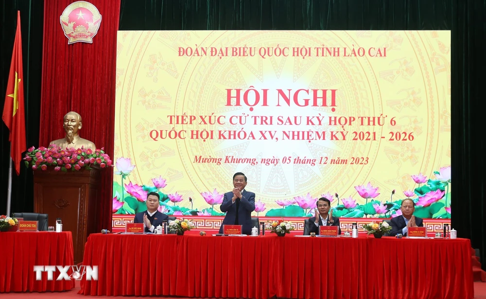 Đoàn Đại biểu Quốc hội tỉnh Lào Cai tiếp xúc cử tri tại huyện Mường Khương. (Ảnh: Quốc Khánh/TTXVN)