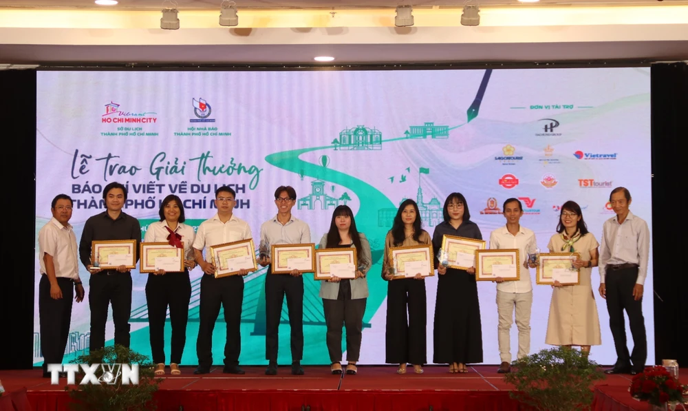 Trao giải thưởng Báo chí viết về du lịch Thành phố Hồ Chí Minh cho các tác giả đoạt giải ở loại hình Báo in – Báo điện tử. (Ảnh: Thu Hương/TTXVN)