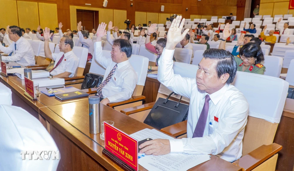 Các đại biểu HĐND tỉnh Bà Rịa-Vũng Tàu biểu quyết thông qua tờ trình về dự kiến danh sách những người được lấy phiếu tín nhiệm. (Ảnh: Đoàn Mạnh Dương/TTXVN)