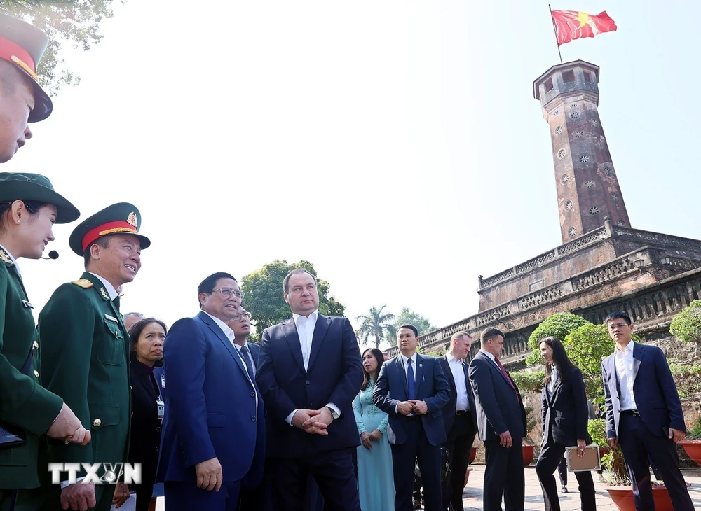 Thủ tướng Phạm Minh Chính và Thủ tướng Belarus Roman Golovchenko thăm Di tích Cột cờ Hà Nội. (Ảnh: Dương Giang/TTXVN)