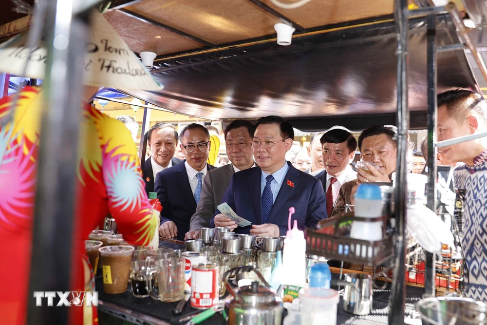 Chủ tịch Quốc hội Vương Đình Huệ tham quan Khu phố Vietnam Town. (Ảnh: Doãn Tấn/TTXVN)