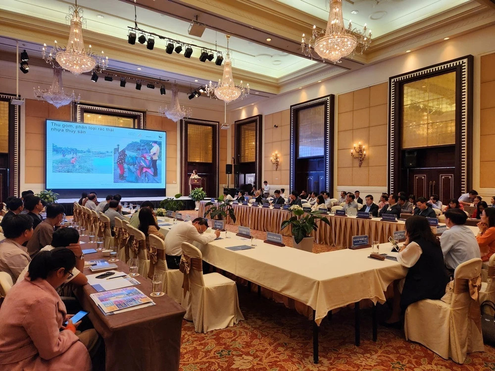 Hội thảo đánh giá kết quả thực hiện Dự án "Huế - Đô thị giảm nhựa ở miền Trung Việt Nam" năm 2023. (Ảnh: Mai Trang/TTXVN)