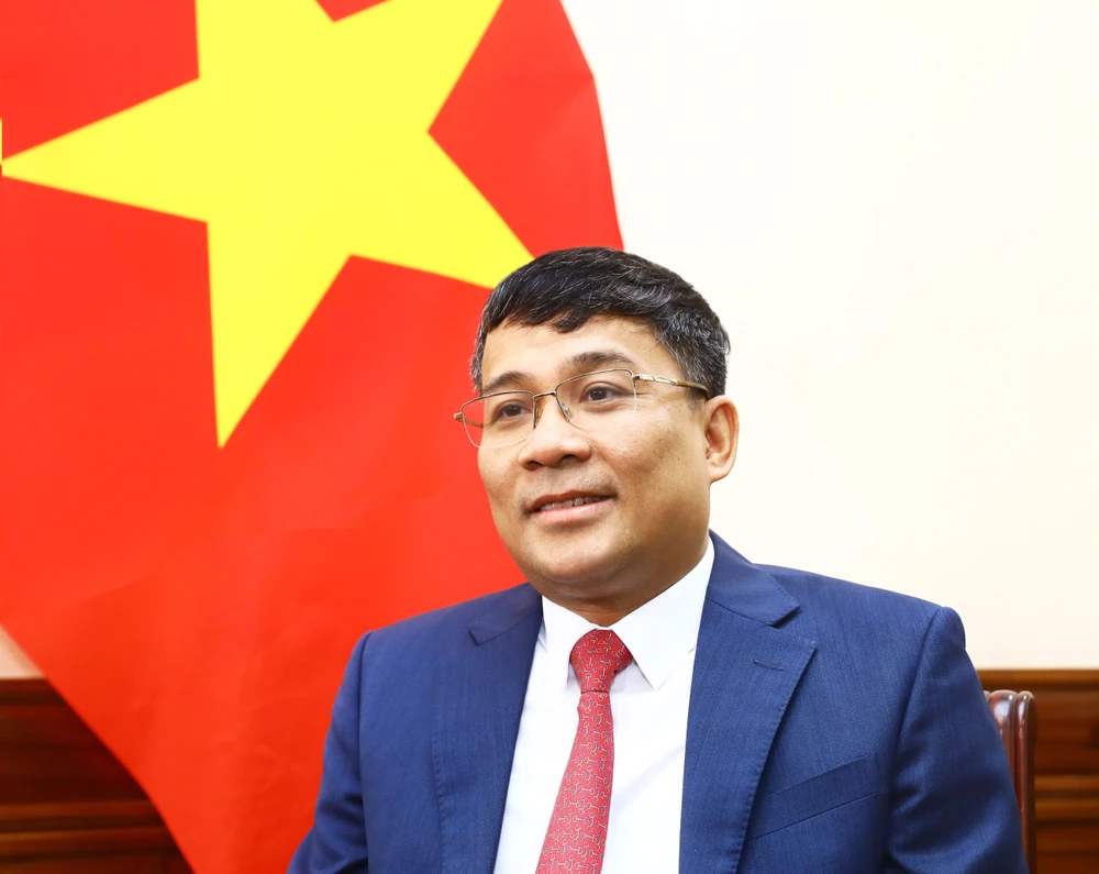Thứ trưởng Thường trực Bộ Ngoại giao Nguyễn Minh Vũ trả lời phỏng vấn các cơ quan thông tấn, báo chí. (Ảnh: Lâm Khánh/TTXVN)
