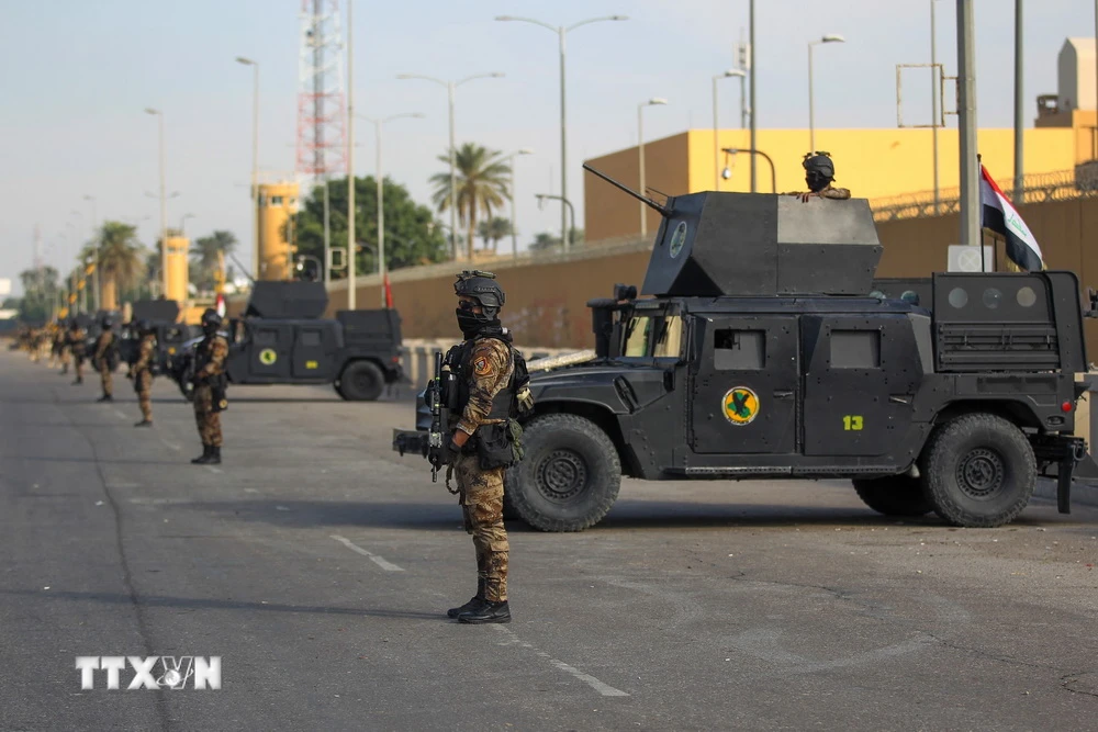 Lực lượng chống khủng bố Iraq gác bên ngoài Đại sứ quán Mỹ tại Baghdad. (Ảnh: AFP/TTXVN)