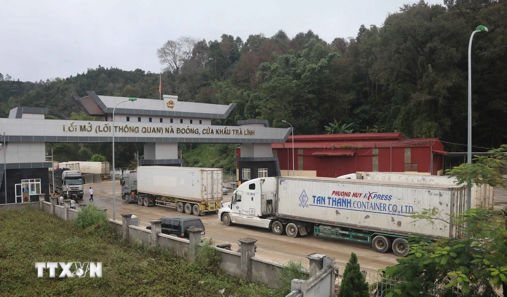Hoạt động xuất nhập khẩu hàng hóa tại lối mở Nà Đoỏng (thuộc Cửa khẩu Trà Lĩnh), huyện Trùng Khánh, tỉnh Cao Bằng. (Ảnh: Chu Hiệu/TTXVN.)
