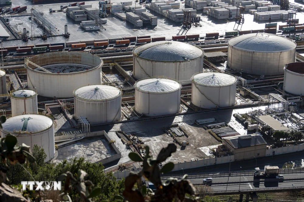 Các bể chứa tại trạm khí đốt tự nhiên hóa lỏng. (Ảnh minh họa: AFP/TTXVN)