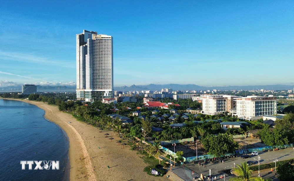 Nhiều resort, khách sạn hạng sang được đầu tư xây dựng tại thành phố Phan Rang- Tháp Chàm (Ninh Thuận) để phục vụ du khách. (Ảnh: Nguyễn Thành/TTXVN)