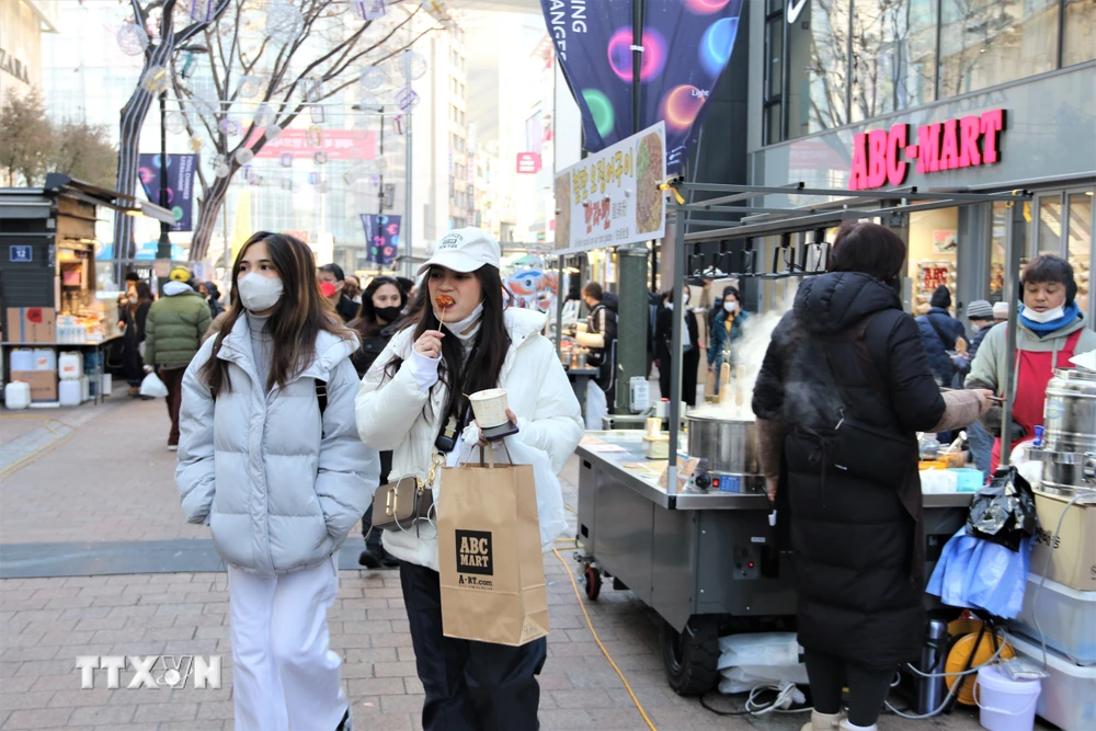 Nhiều khách du lịch tới Hàn Quốc cảm thấy áp lực vì những vẻ đẹp hoàn hảo trên các đường phố. (Ảnh: Khánh Vân/TTXVN)